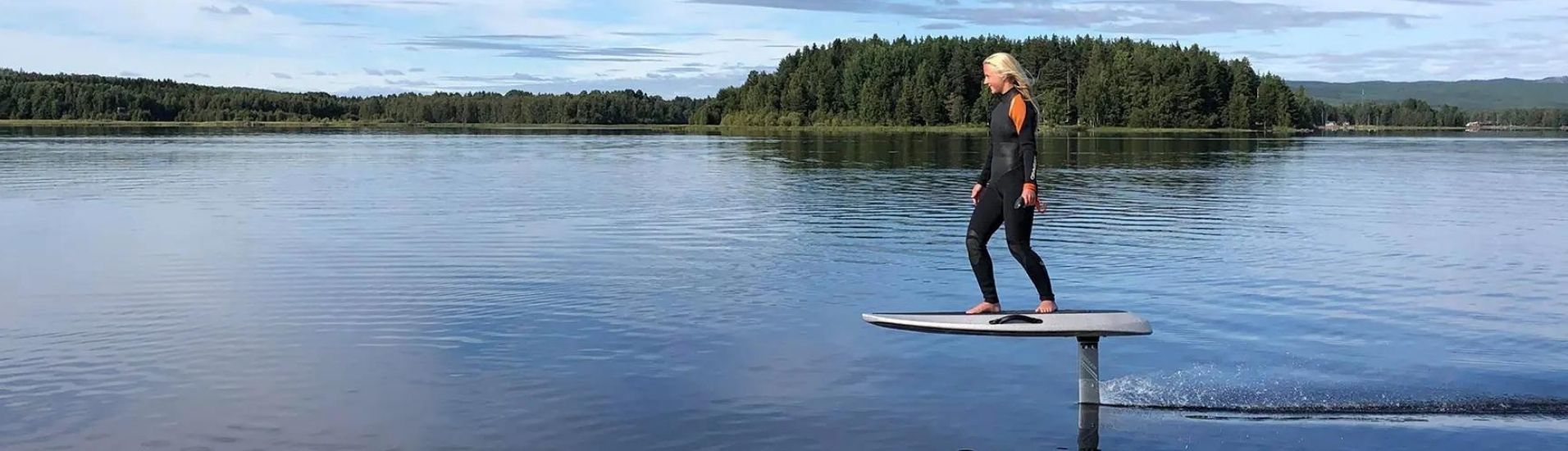 Waydoo Efoil mit Frau auf einem See