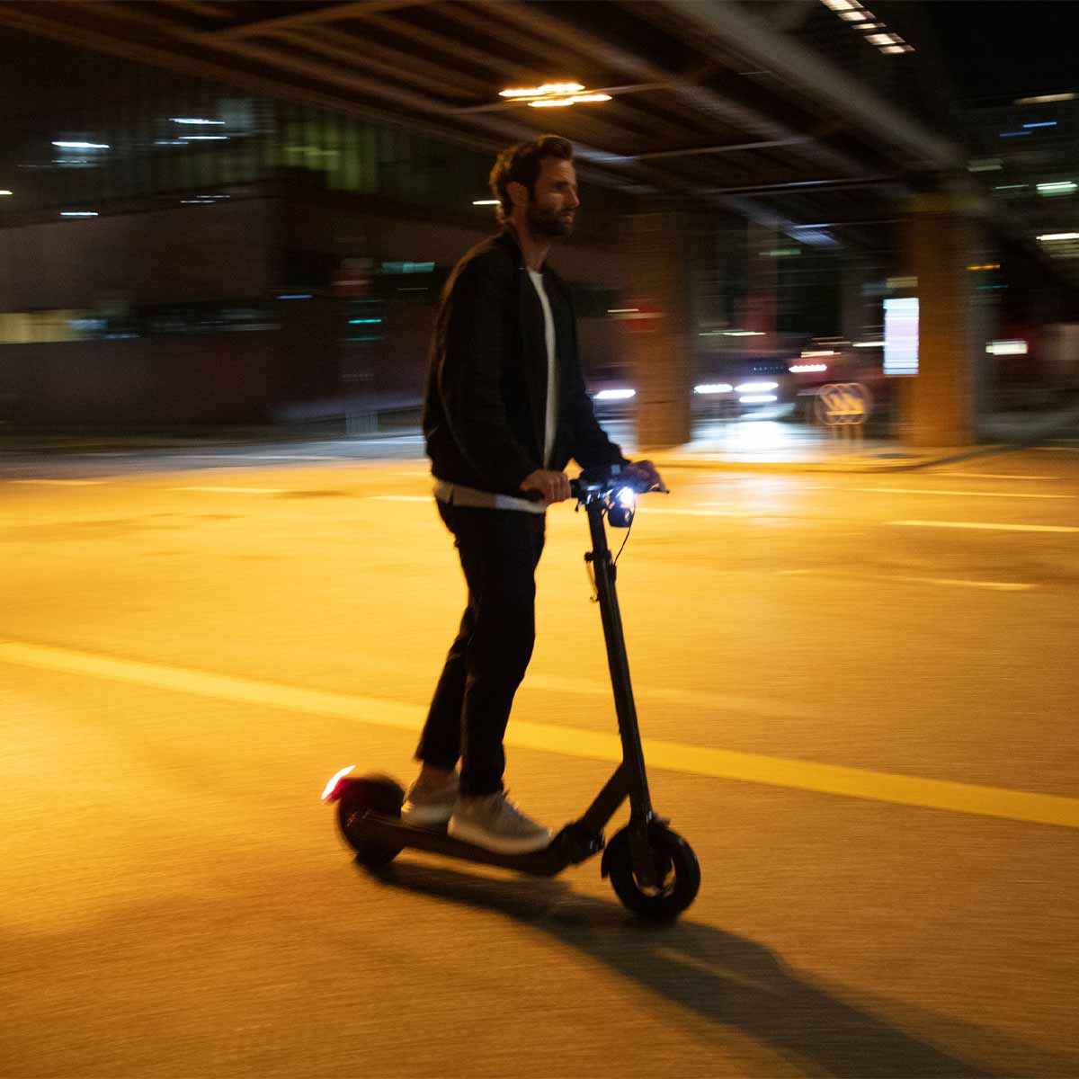 Egret Pro E-Scooter abends unterweg