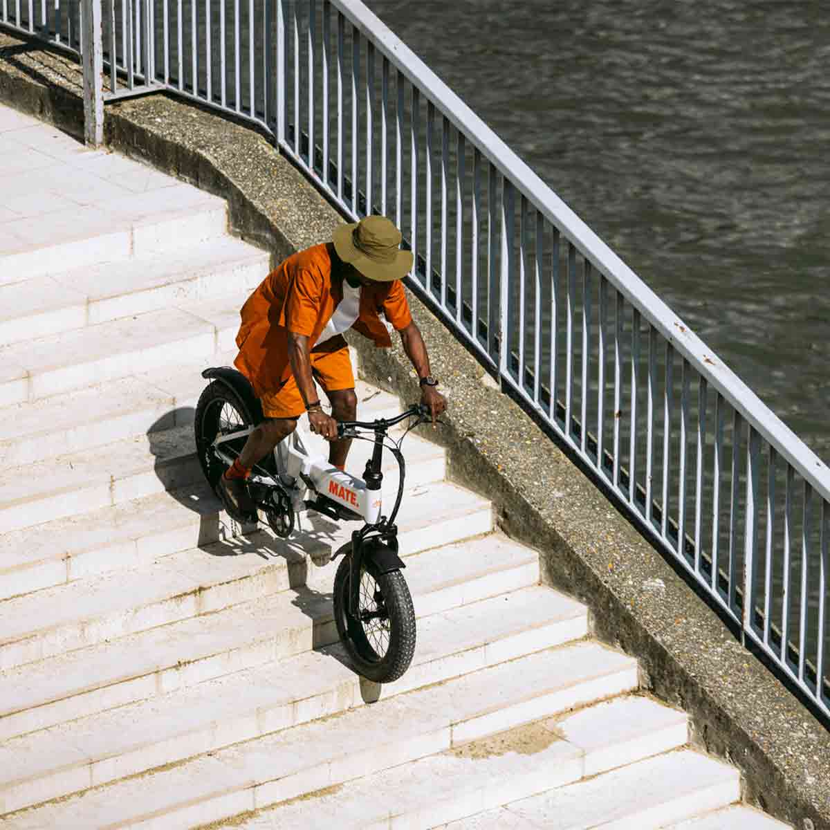 Mate X Evo Bike auf Treppe