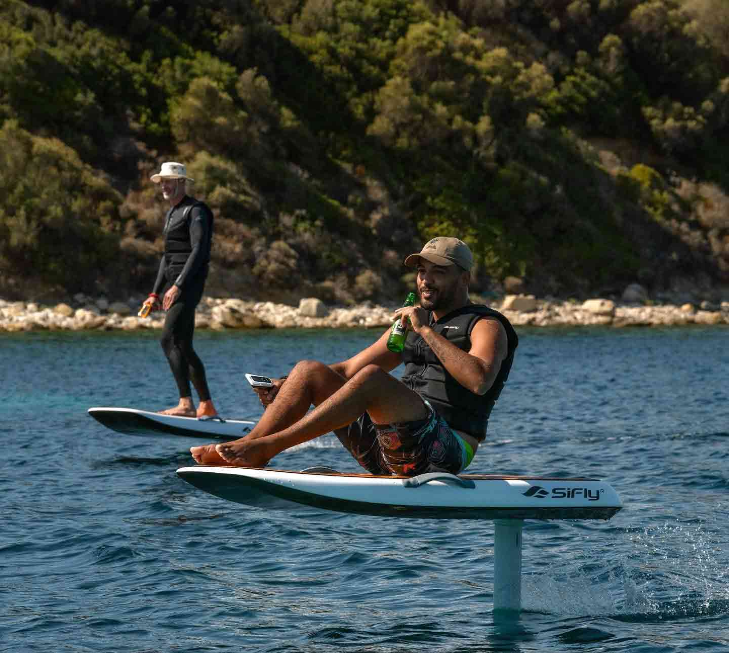 Männer auf E-Surfboards von SiFly