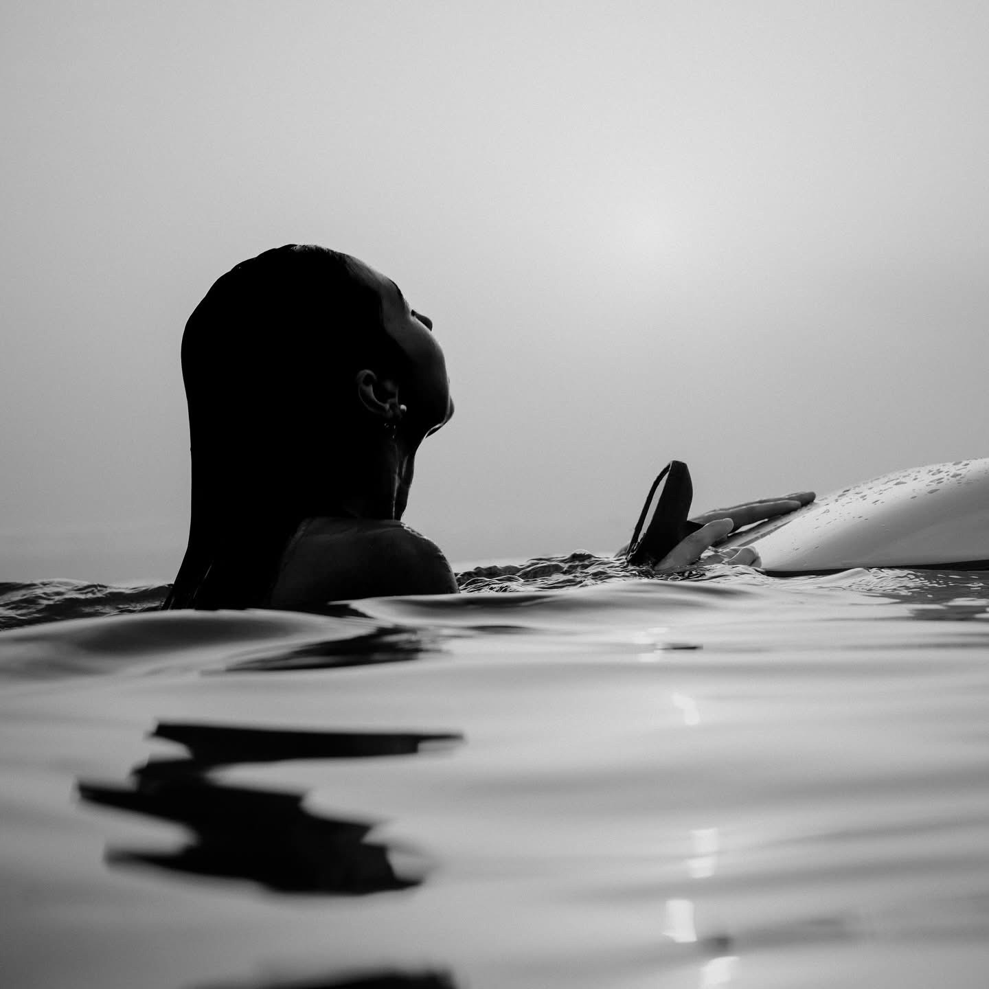 Frau und E-Surfboard unter Wasser