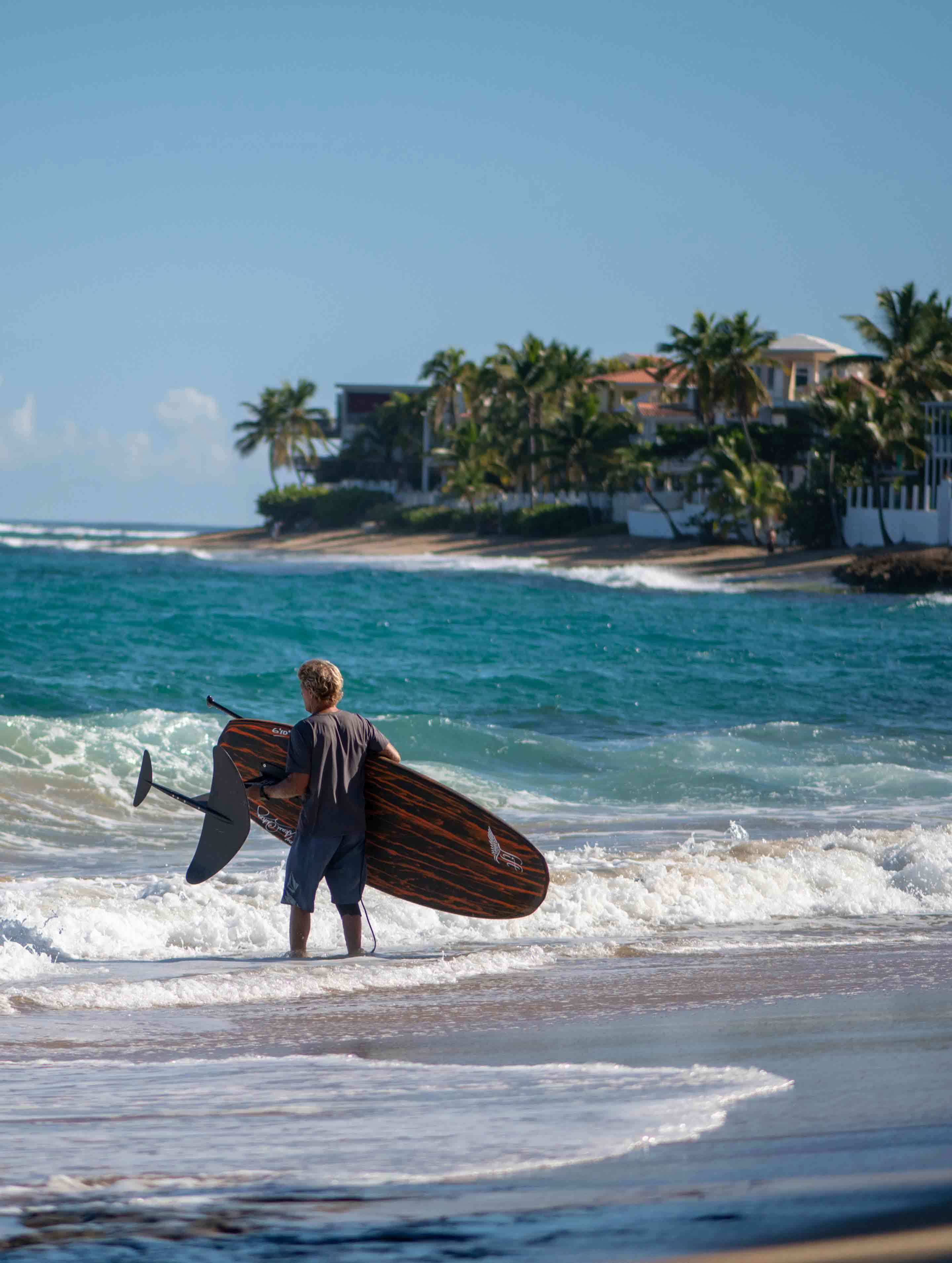 Liftoil am Strand mit Surfer