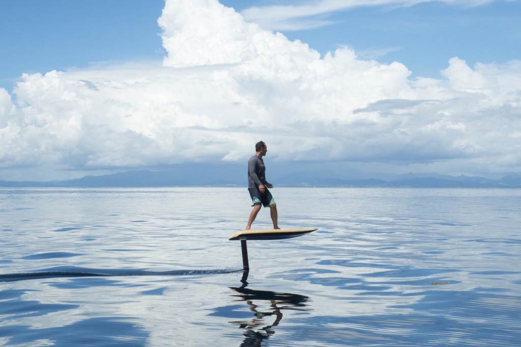 Fliteboard mit Surfer auf See
