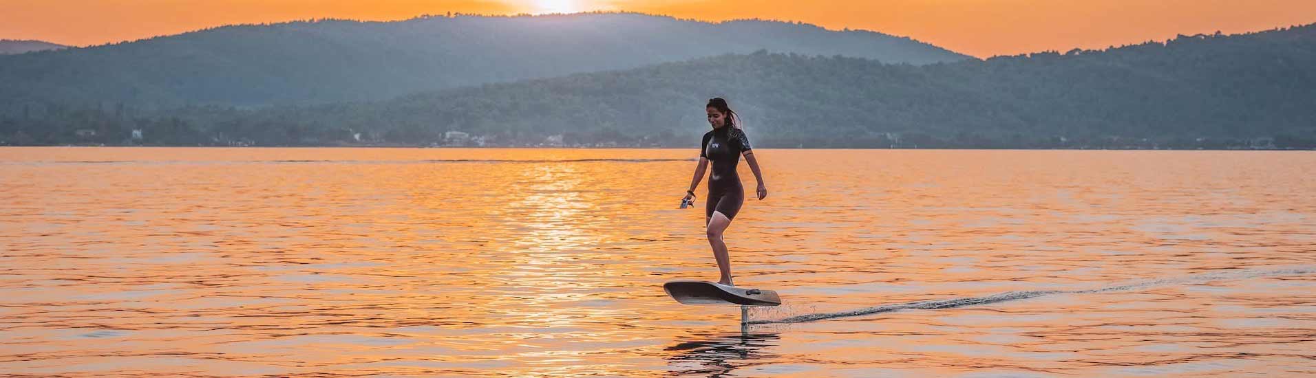 E-Surfen bei Sonnenuntergang