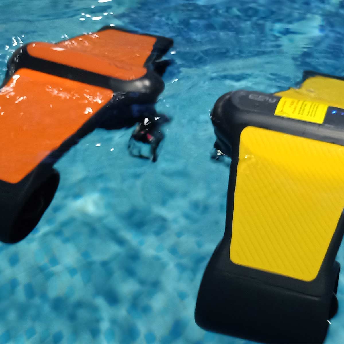 Geneinno S1 gelb und orange im Wasser