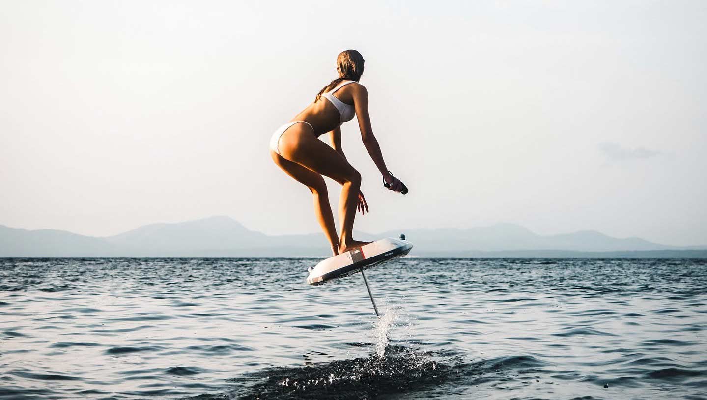 Spaß auf einem E-Surfboard