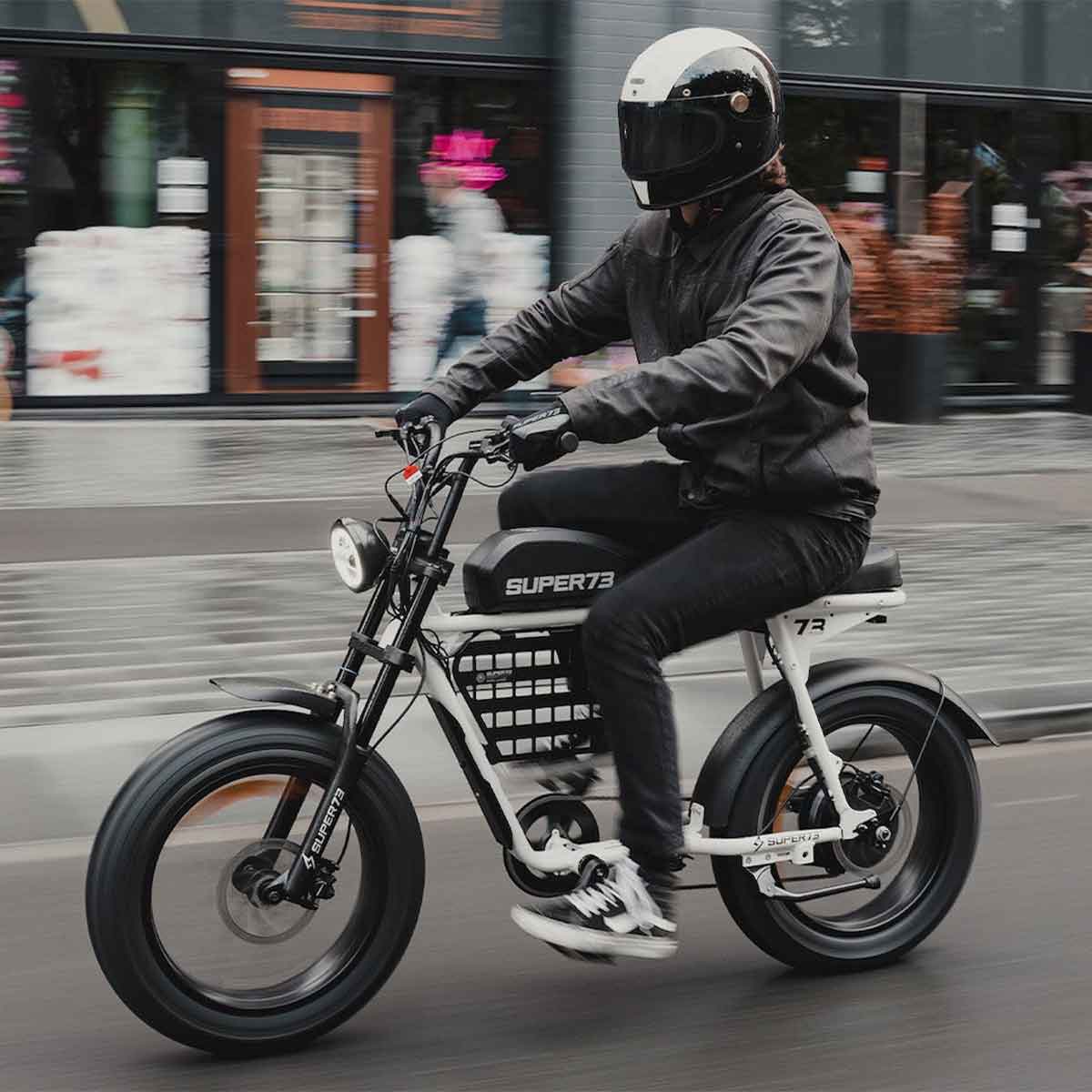Super73 S2 Cruiser mit Fahrer