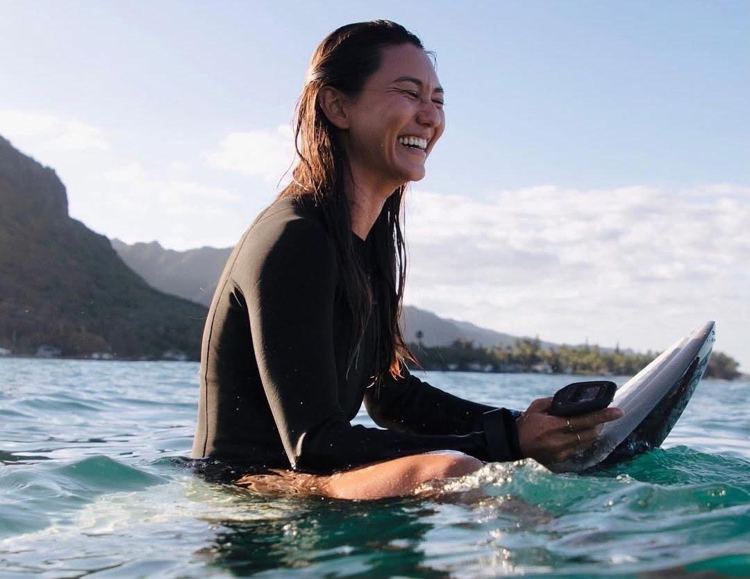 Im Wasser auf E-Surfboard