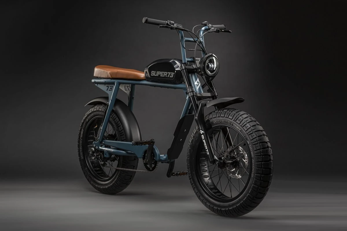 Super73_S2-E-Bike-Blau mit braunem Sattel seitlich von vorne
