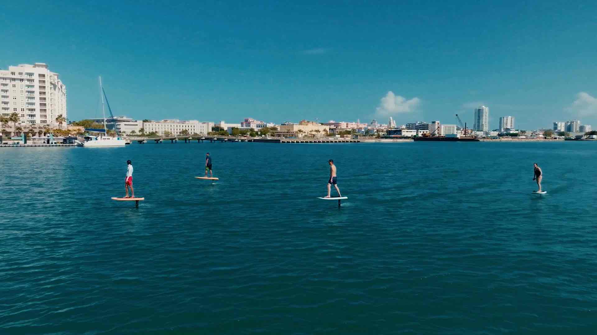 Liftoil mit Surfern auf See