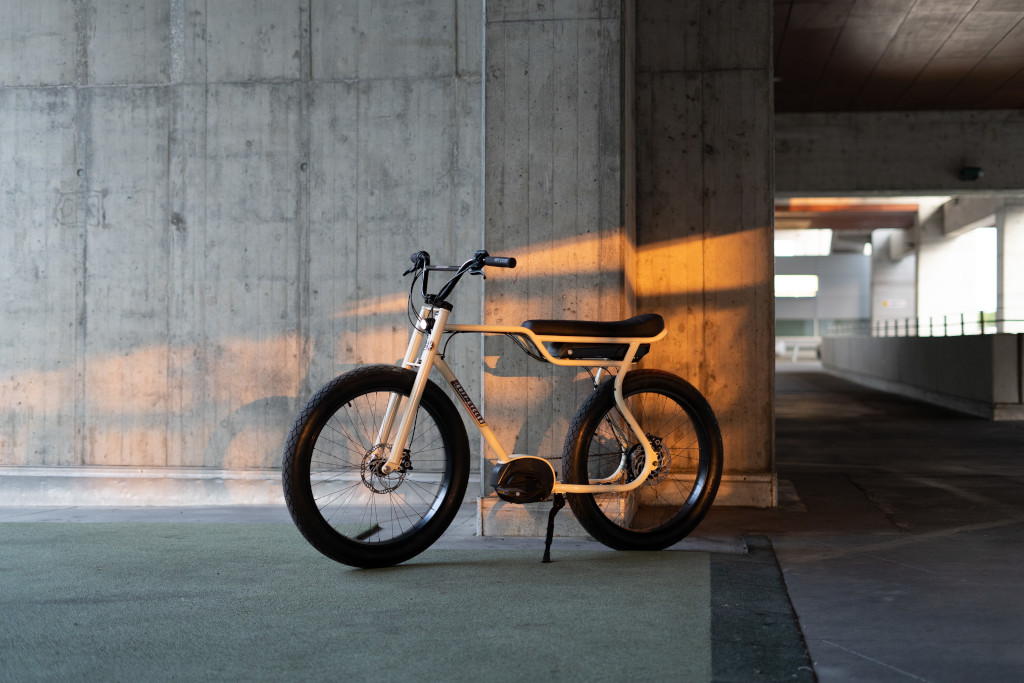Biggie-Ruff-Cycles-e-Bike-Pedelec weiß vor Betonwand