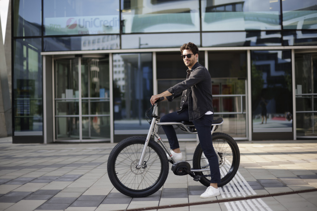 Mann auf Biggie-Ruff-Cycles-e-Bike-Pedelec
