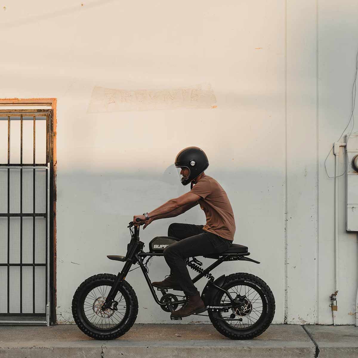 Super73 RX Mojave mit Fahrer