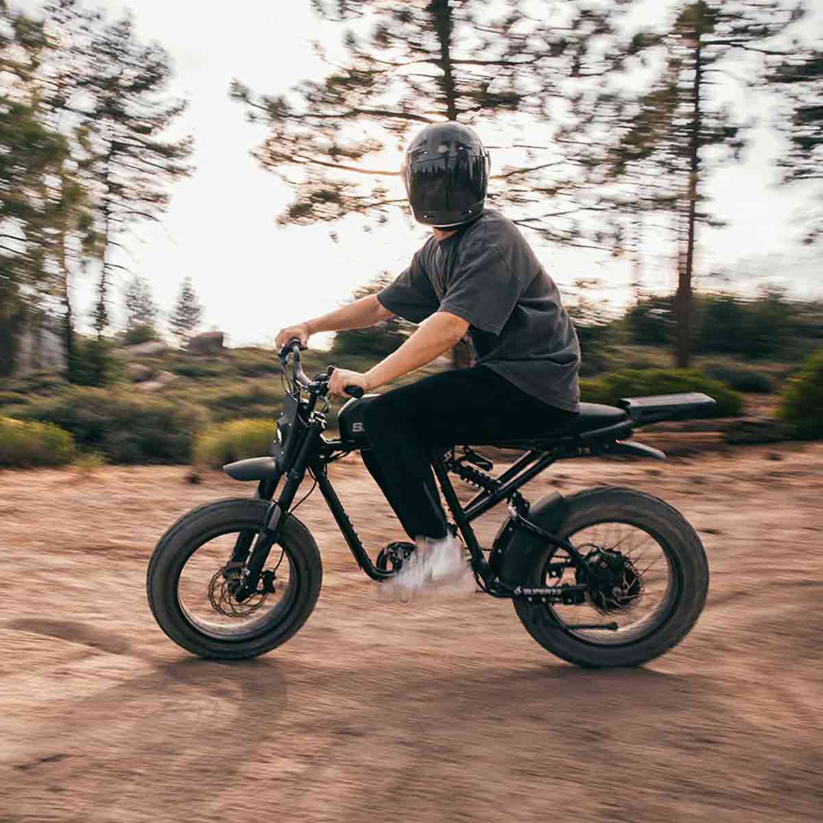 Super73 RX Mojave mit Fahrer
