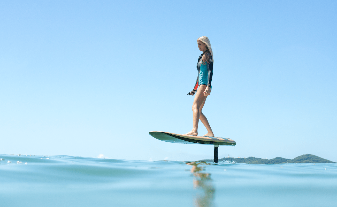 Frau im Swimsuit auf Flite E-Foil 
