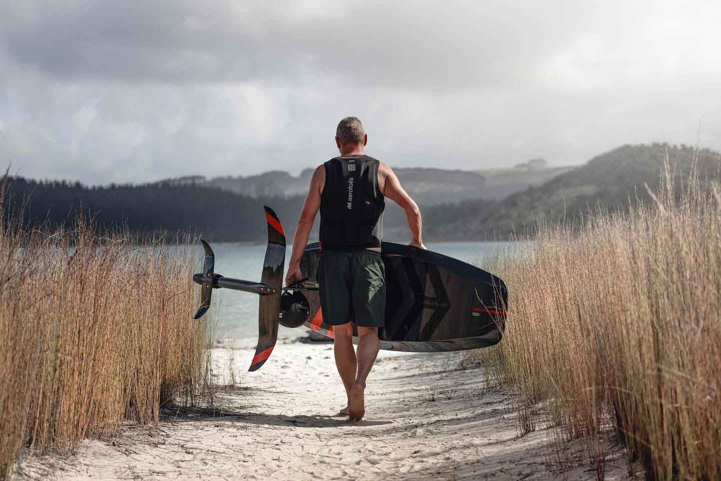 Mann trägt Aeroroils am Strand