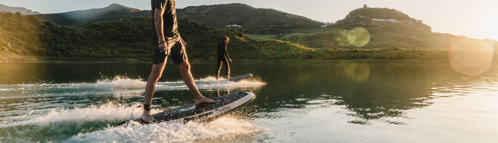 E-Surfboards  auf dem See im Sonnenuntergang