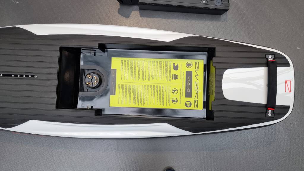 Awake-Ravik-S22-E-Surfboard-E-Jetboard-Shopfoto-09