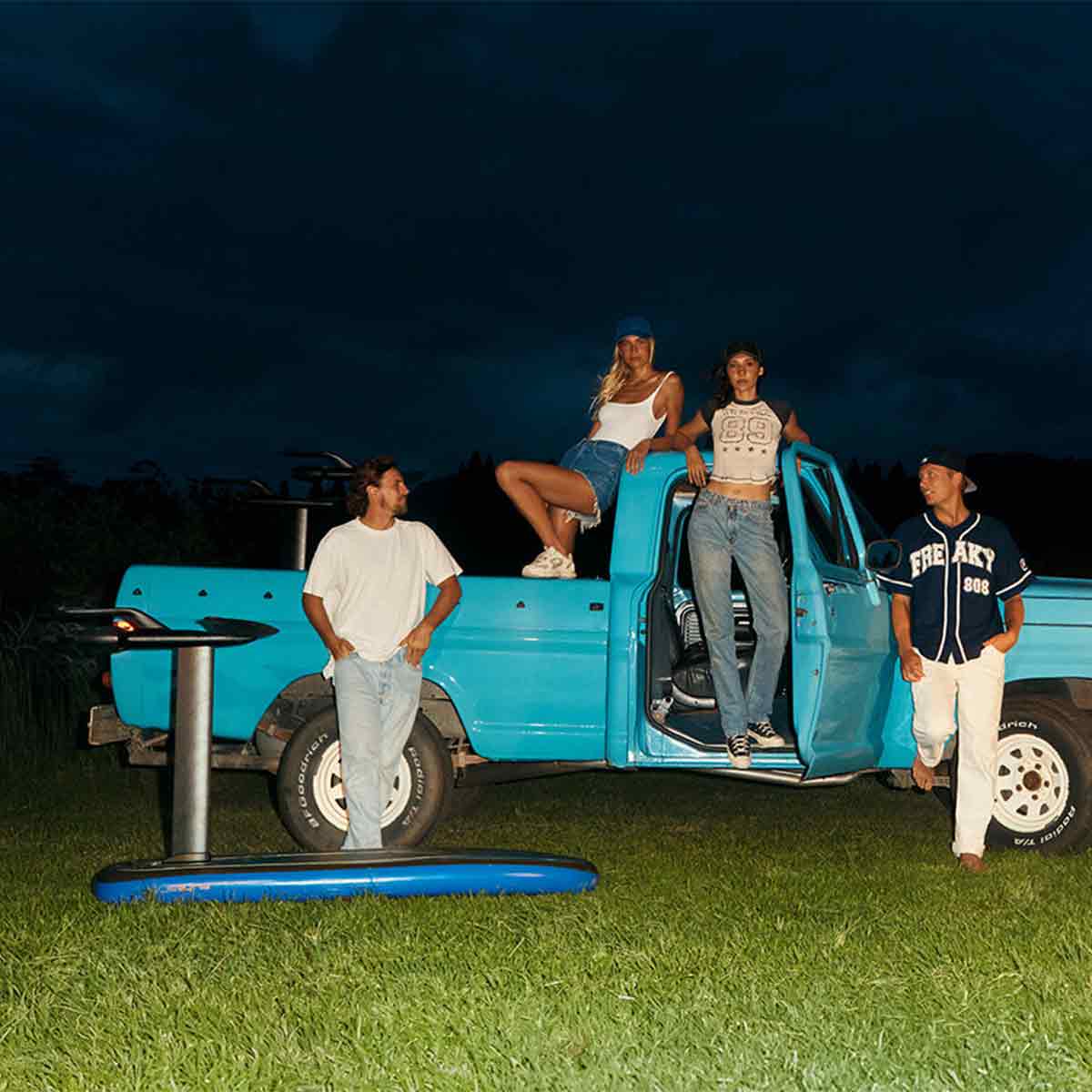 Flite Air mit Jugendlichen am Auto