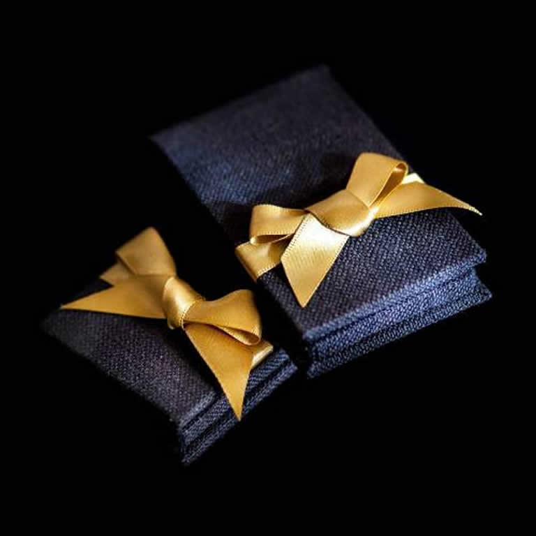 Geschenke vor schwarz 1