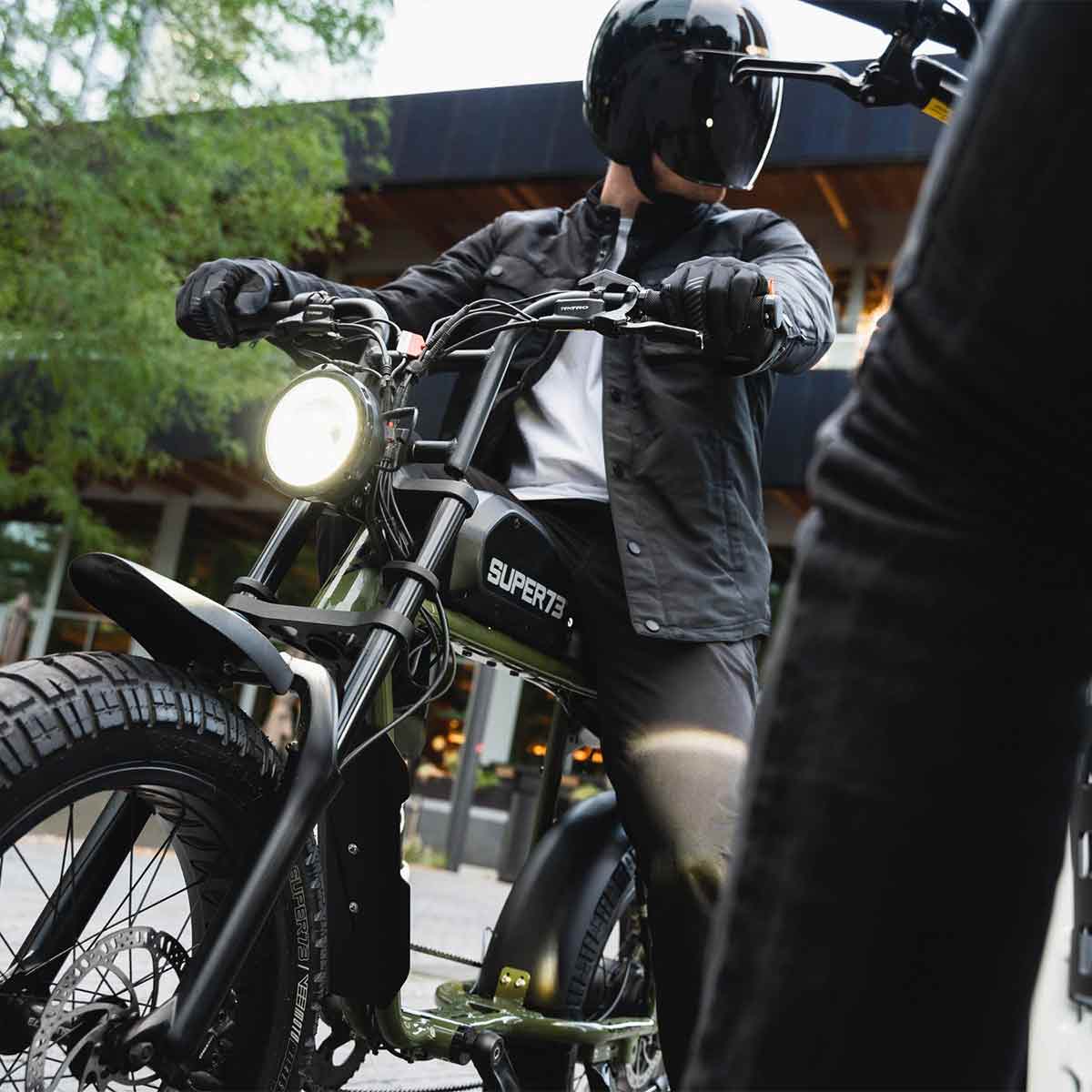 Super73 S2 E-Bike mit Fahrer