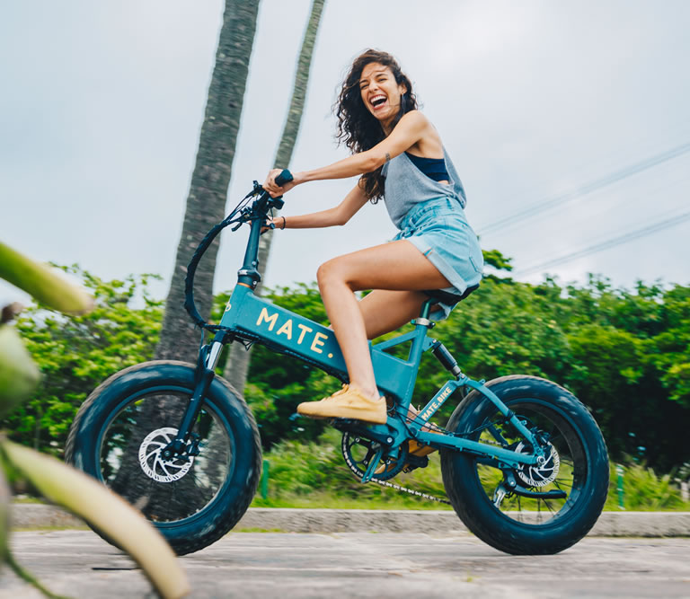 Frau in Jeansshorts auf Mate x Fatbike 