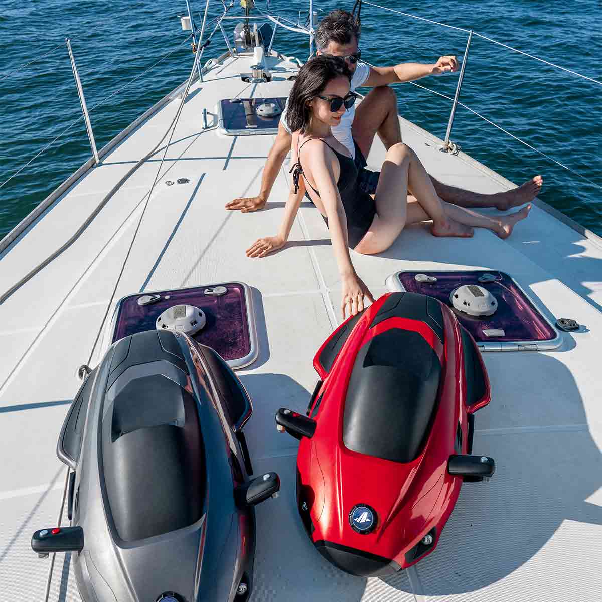 Sublue Altivs Tauchscooter mit Paar auf Yacht