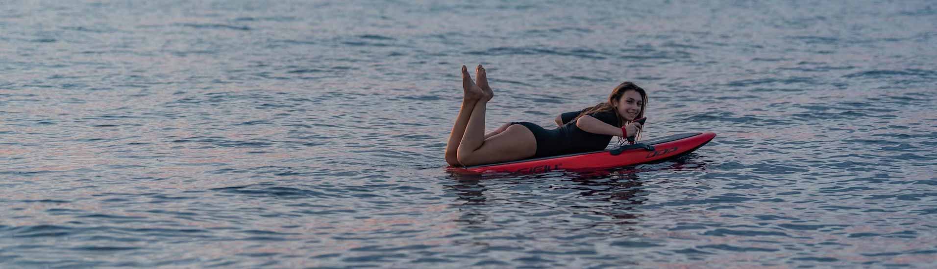 E-Surfboard mit junger Dame