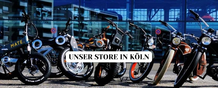 Bild mit allen E-Bikes vor der Motorworld